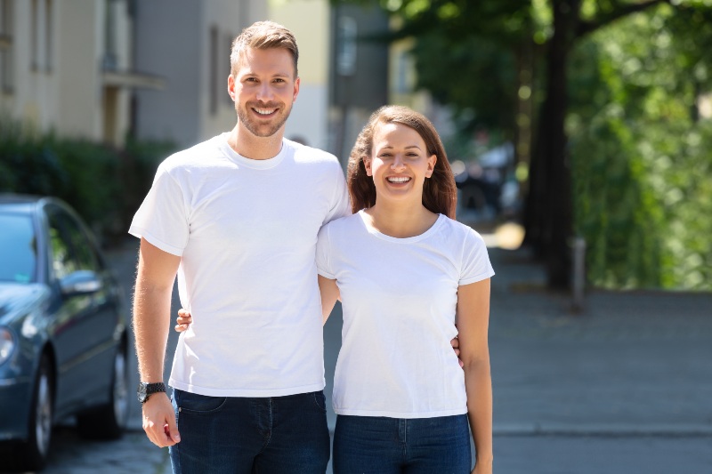Портрет улыбающейся молодой пары, стоящей на улице |  Как пережить нападение обезьяны